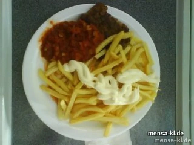 Große Frikadelle (S/R) mit feuriger Soße (4) und Pommes-Frites