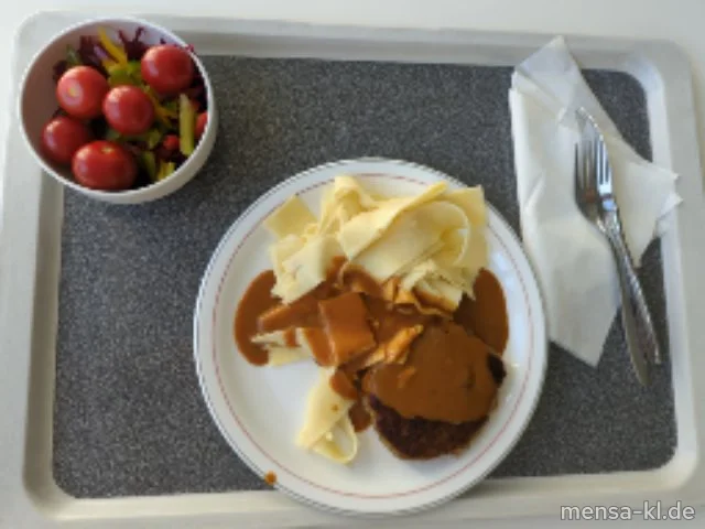 Frikadelle (Gl,Ei,S) mit Rahmsoße (Gl,La) und Pappardelle (1,Gl,Ei,Sl), dazu einen Beilagensalat nach Wahl