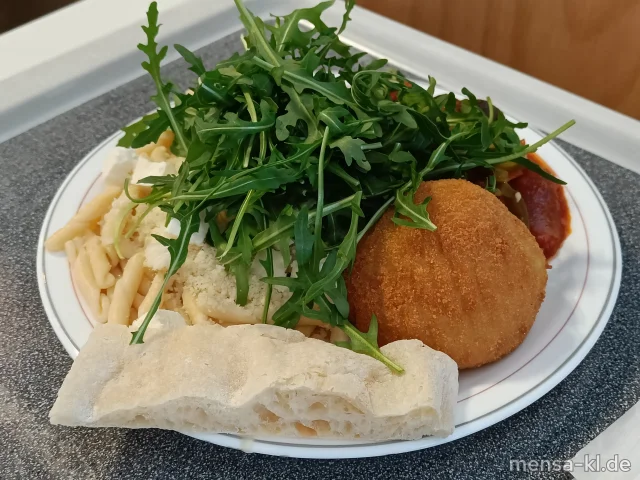 Verschiedene gefüllte Arancini, Vollkorn Fusilli (Gl), Strozzapreti (Gl), frisches Ratatouille-Gemüse, Alfredo Soße mit Hartkäse (Ei,La), Tomatensugo (Gl), Pesto Rosso, Pesto Genovese, Basilikumpesto traditionell ligurisch (5,Sw), Tomatensalat uvm. (1,3,5,Sw)