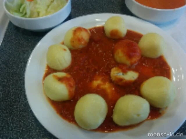 Gnocchi Grande mit fruchtiger Tomaten-Kräuterfüllung (Gl,Ei,La,V), Tomaten-Basilikumsoße (1,Gl,La,V) und Salat (V)