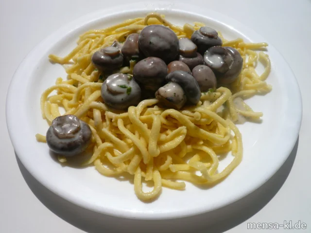 Steinchampignons in Kräuterrahm (Gl,La,V), Spätzle (1,Gl,Ei,V) und Salat (V)