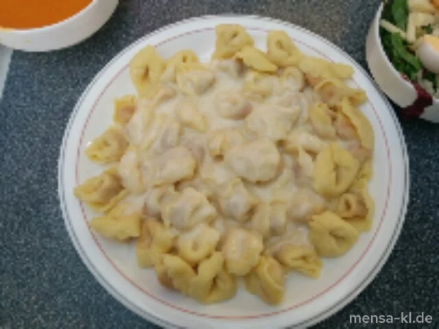 Tortellini "alla panna" mit Rindfleischfüllung (Gl,R) in Sahnesoße (Gl,La), dazu ein kleiner italienischer Salat (Ei,La)