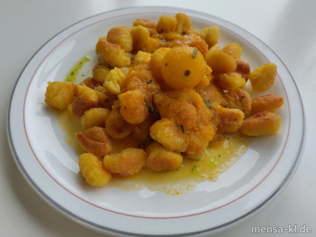 Kürbisgnocchi (Gl) mit Yellow-Arrabbiata-Soße, gelbe Datteltomaten, Petersilienöl und ein Beilagensalat nach Wahl