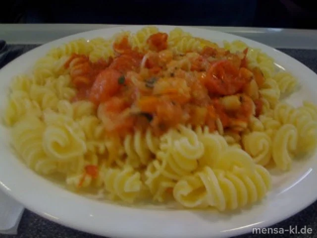 Pasta mit frischen Tomaten, Shrimps, Cognac, Sahne und Petersilie, dazu Salat