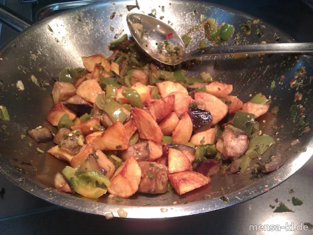 CHINA-WOK (V): Gebackene Kartoffeln mit Auberginen und Paprika, Reis