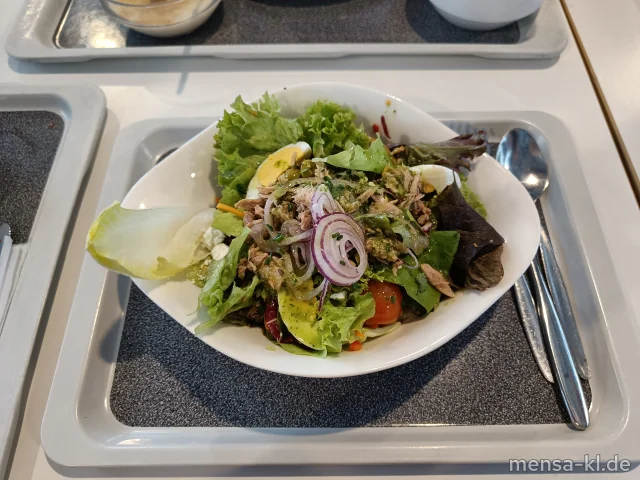 Nizza-Salat mit Oliven, Eiern, Thunfisch, Paprika, Zwiebeln und Schafskäse (3,Fi,Ei,La,So)