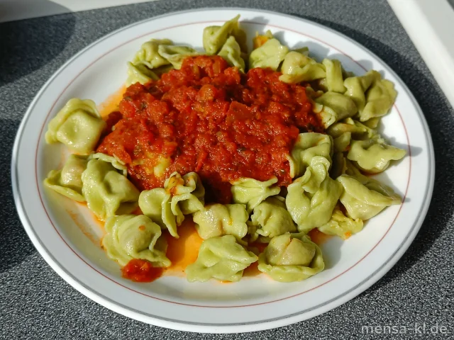 Grüne Tortellini mit Gemüsefüllung (1,Gl) in Tomatensugo (Gl), dazu Salat (1,5,Sw)