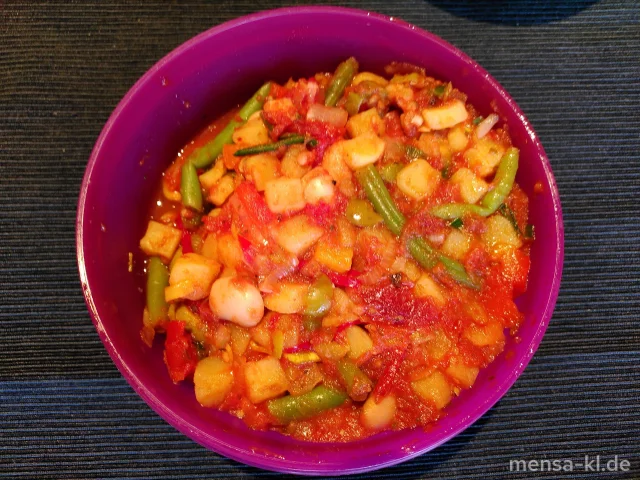 Paprika Topf mit Kartoffeln, Tomaten, Lauch, Bohnen, Oliven und Chili (1,3,Gl,Sf), dazu einen Beilagensalat nach Wahl