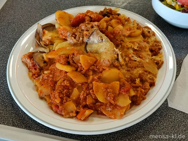 Moussaka mit Kartoffeln, Auberginen und Paprika (1,So), dazu einen Beilagensalat nach Wahl