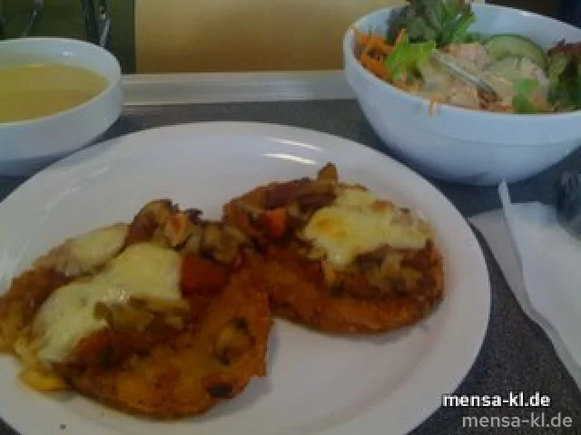 Zwei kleine Kartoffelpizzen (V/2) mit Tomaten, Champignons (3) und Mozzarella überbacken, dazu eine große Salatterrine und Dressing (1) nach Wahl