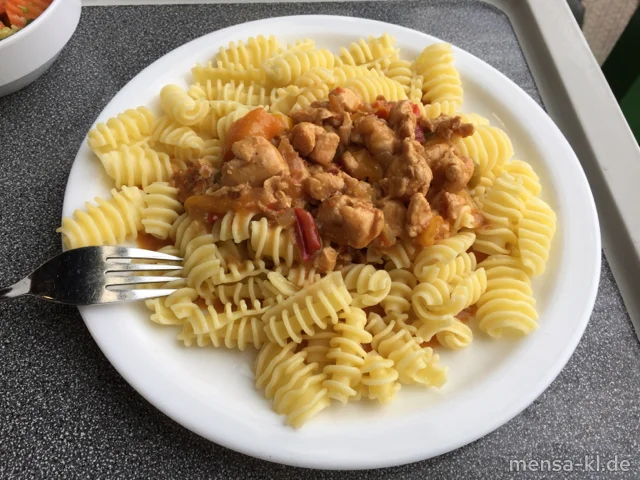 Putengulasch in Paprikarahmsoße (9,La,G) mit Eiernudeln (1,Gl,Ei) und Kaisergemüse (1,Gl,La)