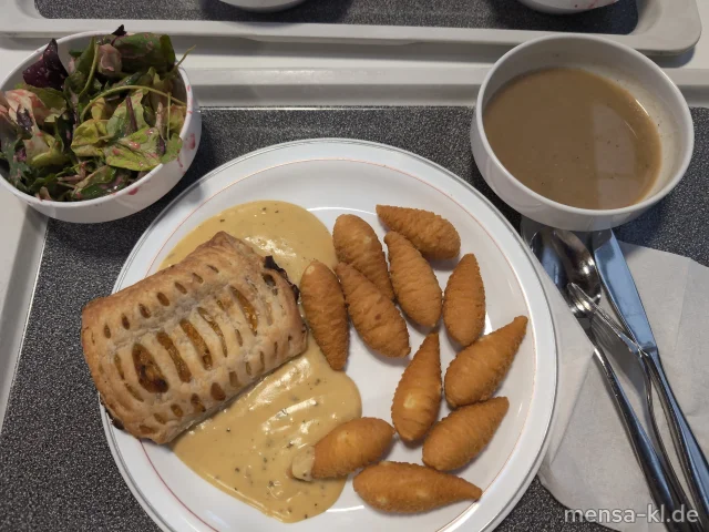 Hirtenkäse im Blätterteig mit Ratatouillefüllung (Gl,Ei,La) an Sauce Béarnaise (1,Ei,La,Sf), dazu Zapfenkroketten (Ei,La) und Blattsalat mit Wildkräutern