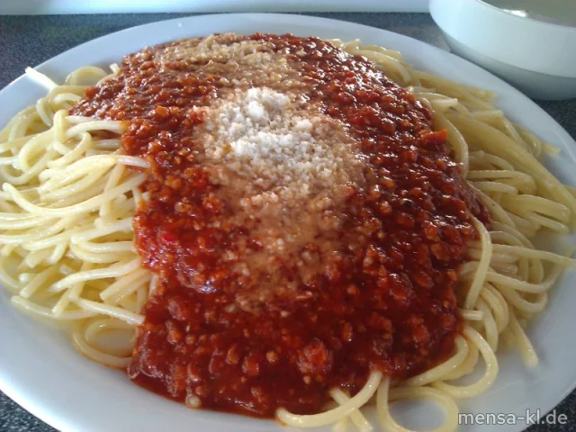 Spaghetti mit Soja-Bolognese, Grana Padano (2) und Salat
