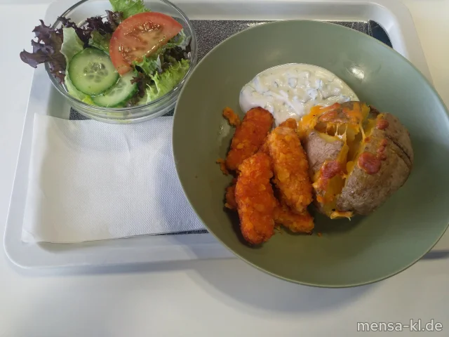 Baked Potatoes mit Cheddar überbacken (1,La), dazu Hähnchen-Chili-Sticks (1,Gl,La,G) und Blattsalat