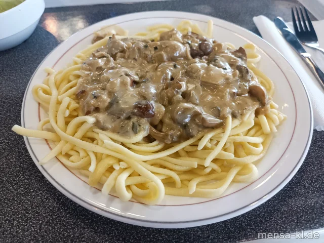 Pilzragout mit Sahnesoße (Gl,La), dazu Spätzle (Gl,Ei,La) und Salat