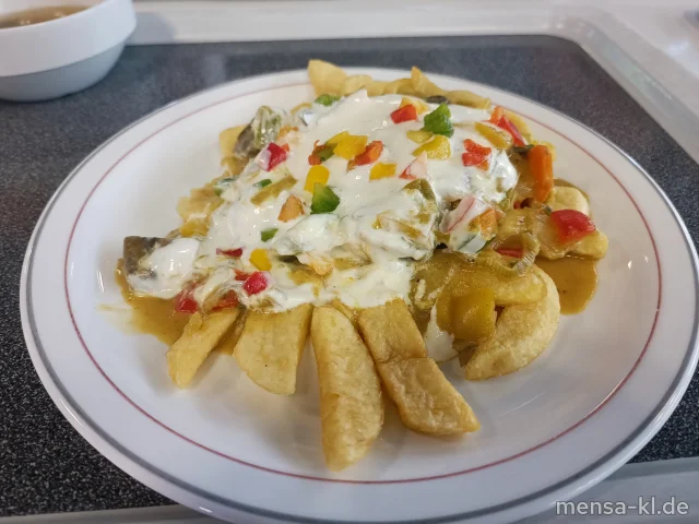 "Poutine": Große Portion Steakhouse-Fries,dazu thailändische Gemüsepfanne (2,Gl,Sf,Se,So), bunter Paprika, Limettenfrischkäse-Dip (La) und Salat