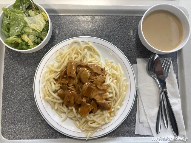Rindergeschnetzeltes Stroganoff mit Zwiebeln, Gewürzgurke, Champignons und Paprika (9,La,Sf,R), Spätzle (Gl) und Salat
