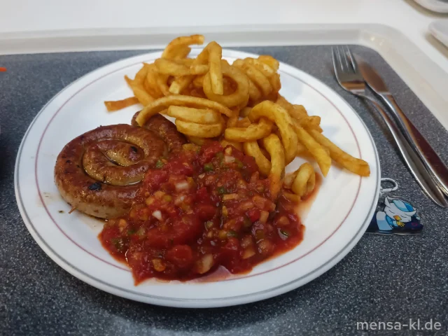 KIKOK Hähnchenbratwurstschnecke (3,Sf,G) mit Paprikasalsa (Sl) und Twisterpommes (Gl), dazu einen Beilagensalat nach Wahl