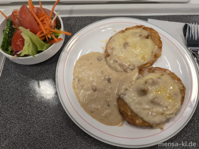 Wald-Pizza Kartoffelrösti überbacken mit Crème fraiche, Pfifferlinge, Zwiebeln und Bergkäse (La), dazu ein Beilagensalat nach Wahl