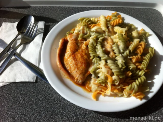 Truthahnsteak (G) mit Gorgonzolasoße und Fusilli tricolore
