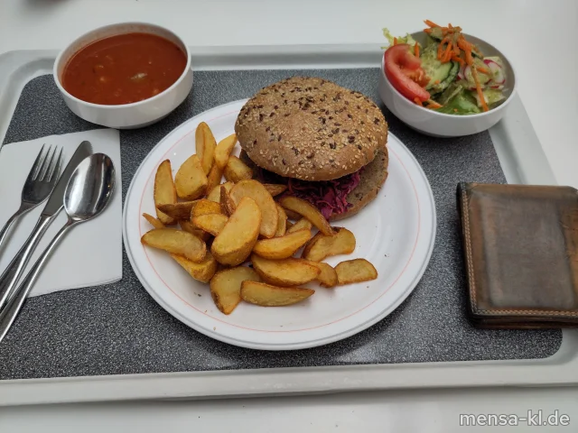 Umami Burger (Gl) mit Waldbeeren-Chutney, Rotkohlslaw (Sf) im Mehrkorn-Burgerbrötchen (Gl,Se) und Potato-Wedges und ein Beilagensalat nach Wahl