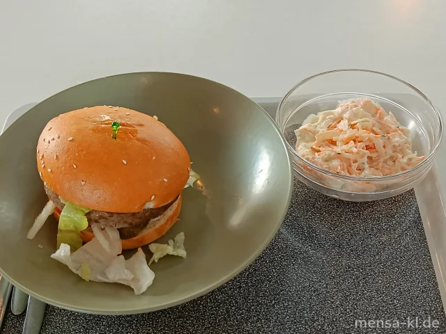 Campus Burger: BIO-Rindfleisch (Ei,R) belegt mit Tomaten, Gurken, Zwiebeln, Eisbergsalat, Ketchup und Senf (1,9,Sl,Sf) im Brioche Burger Bun (Gl,Se), dazu Coleslaw (1,5,9,Gl,Ei,La,Sw,Sf)