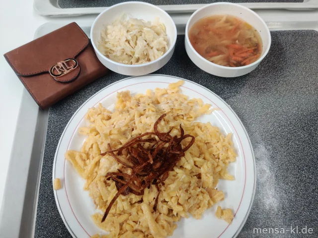 Käsespätzle (Gl,Ei,La) mit Röstzwiebeln (Gl), dazu bayrischer Krautsalat (1,5,Sw)