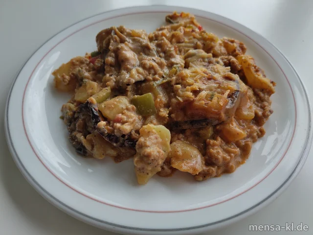 Moussaka mit Kartoffeln, Auberginen und Paprika (1,Gl,So), dazu einen Beilagensalat nach Wahl (1,5,Sw)