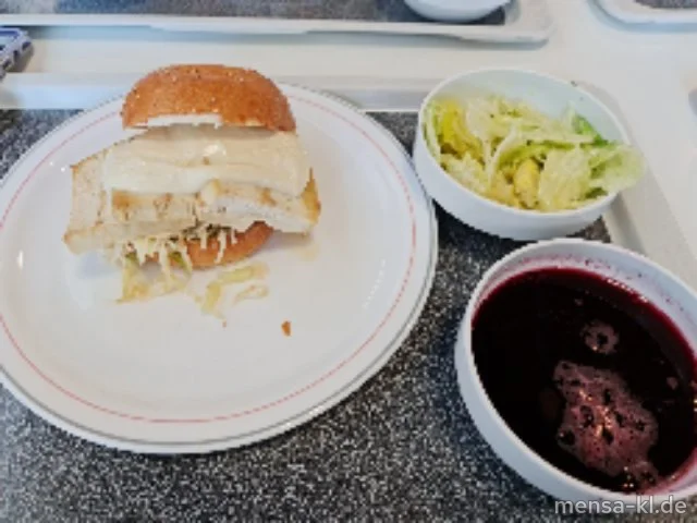 Curry-Chili-Tofu im Zitronen-Brioche (Gl,Sf,Se,So,V), Ingwer-Mayonnaise (1,2,5,9,Gl,Ei,Sw,Sf,So,V) und Apfel-Selleriestroh (3,Sl,Se,V), dazu Eisbergsalat (V)