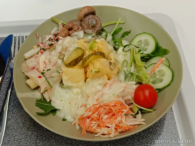 Bowl mit Blattsalat, Karotten, Gurken, Tomaten, Spargelsalat (1,5,Sw), Kartoffelsalat (3,5,Ei,Sw,Sf) und Krautsalat (1,5,Gl,Nu,La,Sw,Sl,Sf), dazu ein Schnittlauch-Dressing (5,Gl,Nu,Sw,Sf)