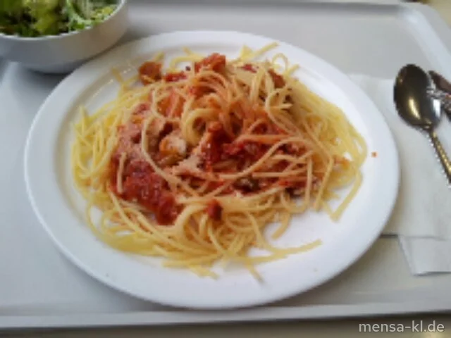 Spaghetti "Arrabiata" mit Peperoni, Zwiebeln und Dörrfleisch (2,S) in einer pikanten Tomatensoße, dazu Grana Padano (2) und Salat