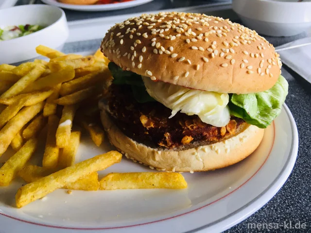 Falafel-Burger (Gl) mit Koriander-Ingwer-Dip (Sf) im Burgerbrötchen (Gl,Se), dazu Pommes frites und Salat