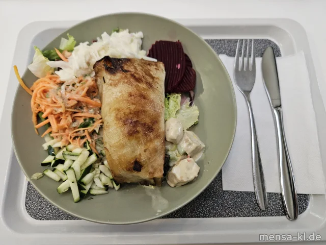 Bowl mit Tomaten, Karotten, Paprika, Rotkohl, Nudelsalat (1,Gl,Nu,Sl,So) und eine vegetarische Blätterteigschnecke (Gl,La) (Vegane Bowl[1]: vegane Kohlroulade) (Gl,Sl,So), dazu Kräuter-Senf-Dressing (1,5,Gl,Nu,Sw,Sf)