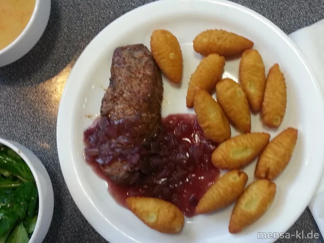 Südamerikanisches Rumpsteak (R,Lfrei) mit Rotwein-Zwiebel-Confit (Lfrei,A), Zapfenkroketten (1) und Feldsalat (Lfrei) in Sesam-Vinaigrette (Lfrei)