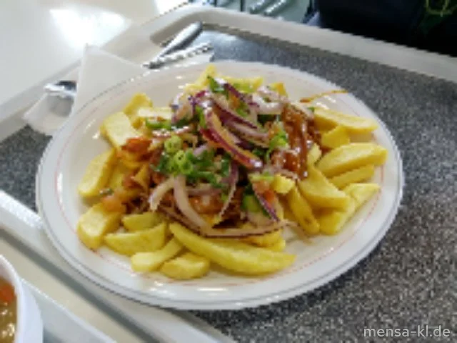 "POUTINE": Große Portion Steakhouse-Fries mit Pulled Turkey (G), Barbecuesoße (Sl), Frühlingszwiebeln und rote Zwiebeln, dazu Krautsalat (1,5,9,Gl,Ei,Sw,So)
