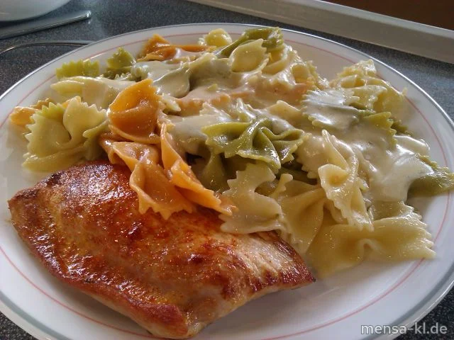 Truthahnsteak mit Frischkäse-Kräutersoße und Farfalle tricolore