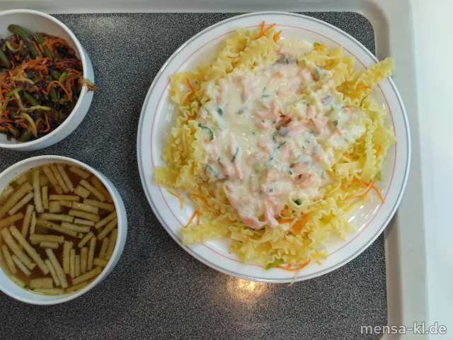 Gemüsenudeln (1,Gl,Ei,Sl) mit Räucherlachssoße (Fi,Gl,La,Sl) und Salat