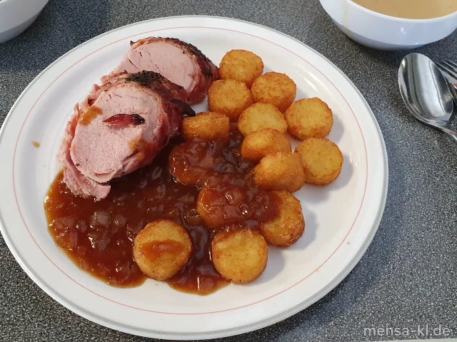 Schweinefilet im Speckmantel (2,3,S) mit Rotwein-Zwiebel-Confit (5,Sw,A), Röstitaler, dazu bunter Blattsalat mit Wildkräutern