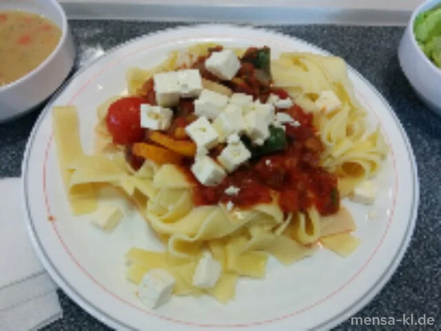 Pappardelle (1,Gl,Ei,V) mit sautiertem Gemüse (Kirschtomaten, Zucchini, Auberginen, Paprika und Zwiebeln) (3,9,V), Feta (La,V) und Salat (V)
