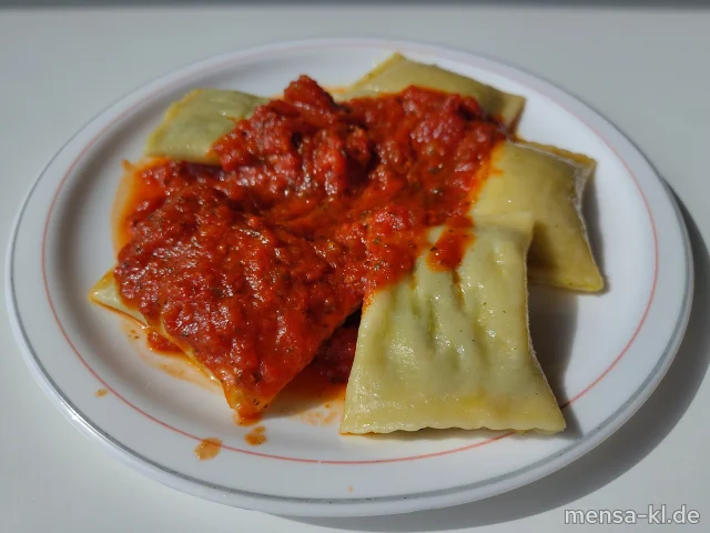 Gemüsemaultaschen (1,Gl) mit Tomatensugo, dazu einen Beilagensalat nach Wahl