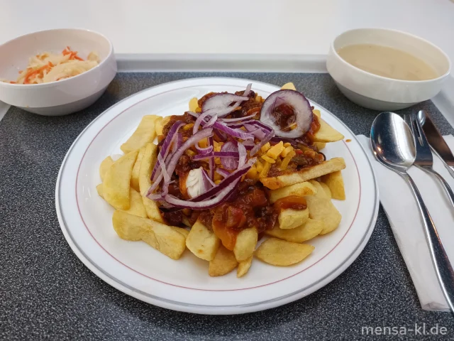 Große Portion Steakhouse-Fries mit hausgemachtem Chili con Carne (1,Gl,So,R), geriebenem Cheddar (1,La), roten Zwiebeln und Coleslaw (1,5,9,Gl,Ei,La,Sw,Sf)