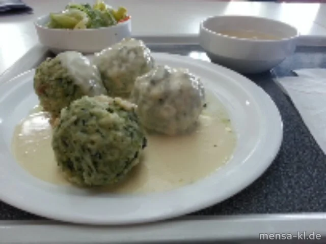 Spinatknödel (V) mit Käsesoße (1,2,V), dazu bunter Salat (V)