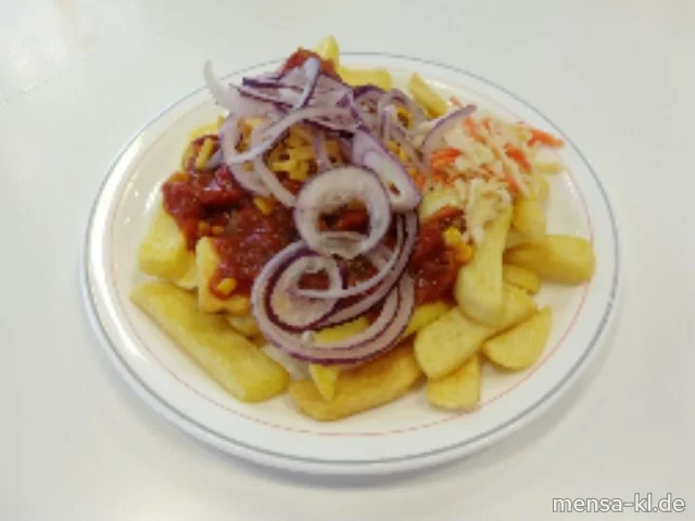 "Chili Cheese Fritten": Große Portion Steakhouse-Fries (V) mit hausgemachtem Gemüse-Chili (Gl,La,Sl,So,V), geriebenem Cheddar (1,La,V), roten Zwiebeln (V) und "Coleslaw" (1,5,Ei,La,Sw,So,V), dazu Salat (V)