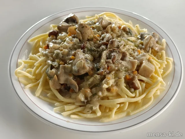 Pilzragout mit Sahnesoße (Gl,La), dazu Spätzle (Gl,Ei,La) und Salat