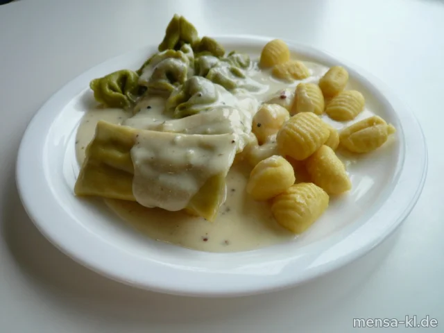 "Combinazione": Cannelloni mit Riccota- Spinatfüllung (1,Gl,Ei,La,V), Tortellini mit Gemüsefüllung (1,Gl,Sl,V) und Gnocchi (Gl,Ei,V), dazu bunter-Pfeffer-Soße (Gl,La,V) und Salat (V)