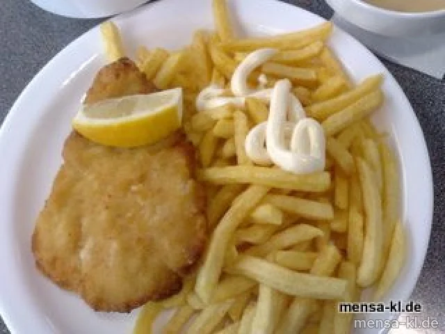 Paniertes Hähnchenbrustfilet, Pommes-Frites und Erbsen-Karotten