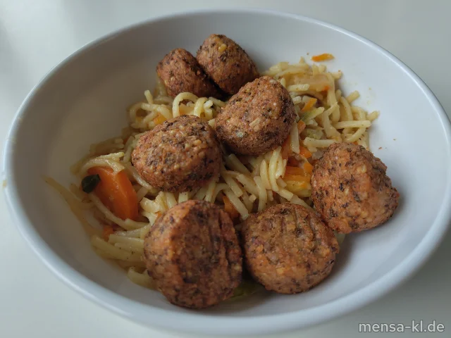 Bowl Food: Sesamnudeln, Möhrenstreifen, Sellerie, Ingwer, Ananas, Rosinen, Gewürze (2,3,Gl,Sl,Se,So) mit Protein-Komponente: Mungobonen Bits (Se), dazu Superfood: Mandeln (Nu) und Salat