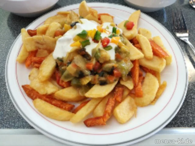 "Poutine": Große Portion Steakhouse-Fries und Sweet Potato-Fries (1,V), dazu thailändische Gemüsepfanne (1,Gl,Sf,Se,So,V), bunter Paprika (V), Limettenfrischkäsesoße (La,V) und Salat (V)