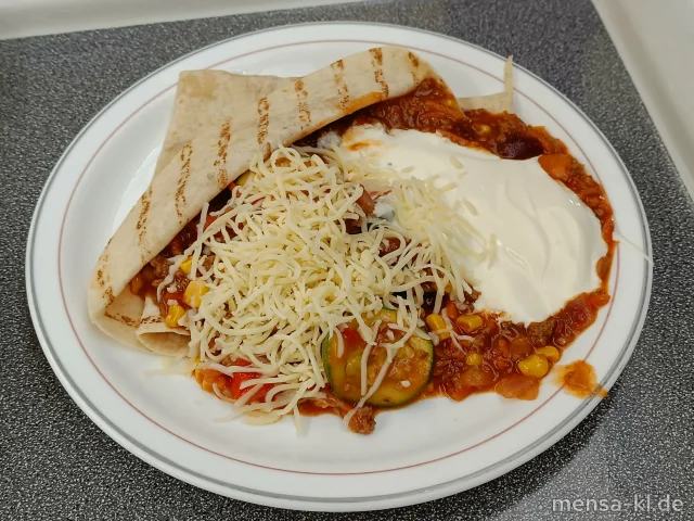 Tortilla mit feuriger Rindfleisch-Gemüsefüllung (1,Gl,Sf,R), geriebenem Käse (La), Sour Cream-Dip (1,9,Gl,Ei,La,Sf) und Salat