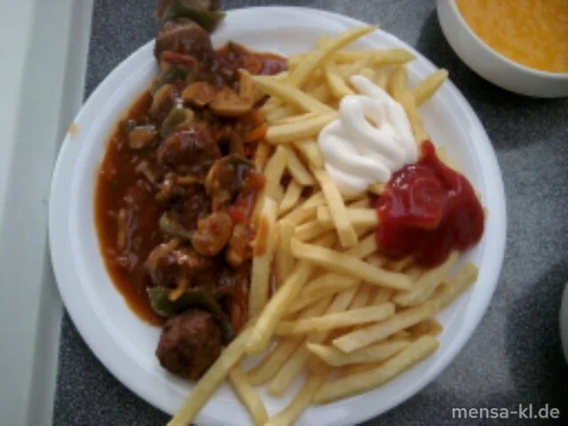 Hackfleischspieß (S/R/2) mit Zigeunersoße (9), Pommes-Frites und Salat